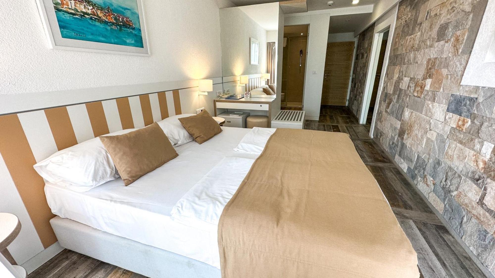 Hotel Castellastva Petrovac Exterior photo