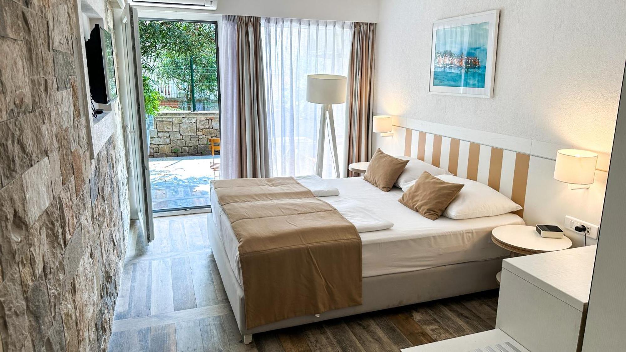 Hotel Castellastva Petrovac Exterior photo