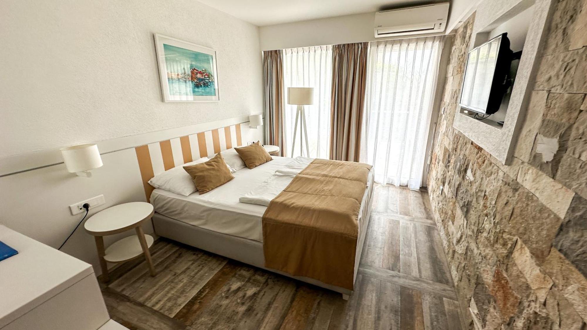 Hotel Castellastva Petrovac Exterior photo